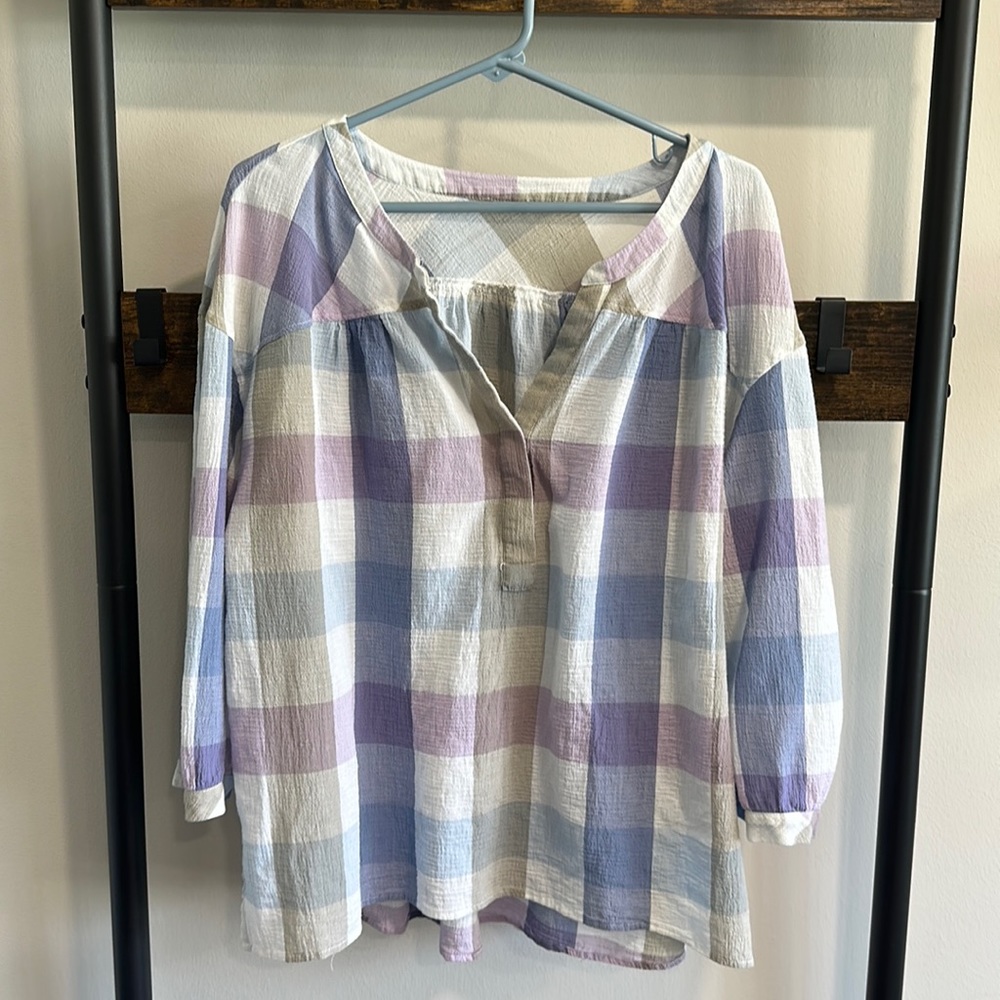 Vince Camuto Powel Henley Cotton Top in plaid. Size XL.